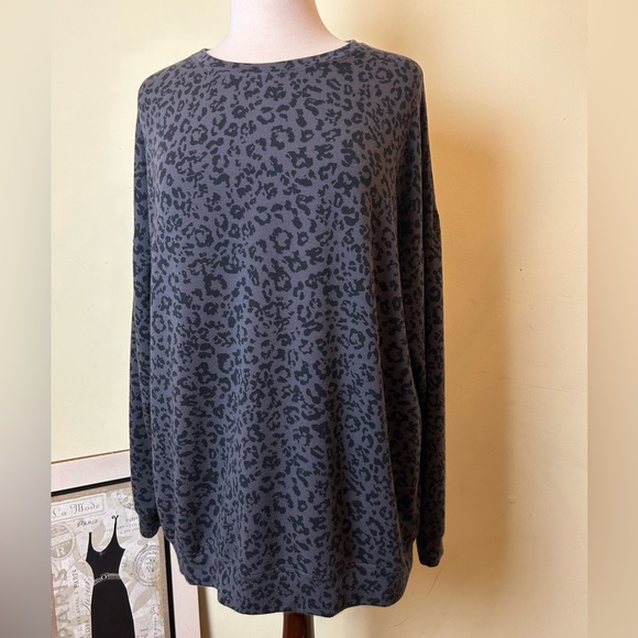 Athleta Pure Lux Sweatshirt Size M Leopard Gray Black Stretch - Picture 2 of 8